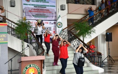 <p><strong>QUAKE DRILL</strong>. Employees at the Bacolod City Government Center participate in the 2nd Quarter Nationwide Simultaneous Earthquake Drill held Thursday afternoon.<em> (Photo courtesy of Bacolod City PIO)</em></p>